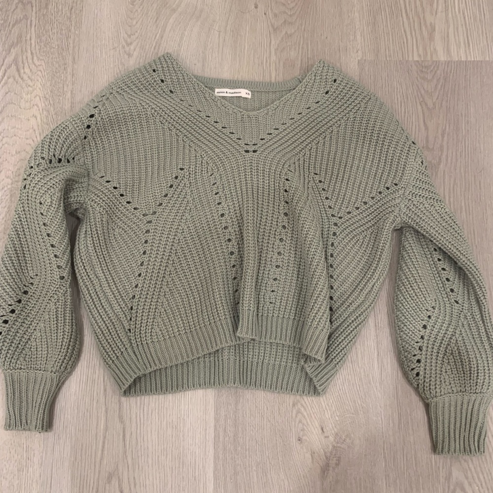 moon & madison sweater xs sage green